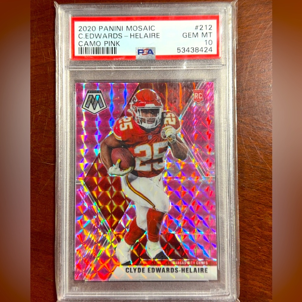 2020 Panini Mosaic - Rookies #212 Clyde Edwards-Helaire (RC) Camo Pink RC PSA 10